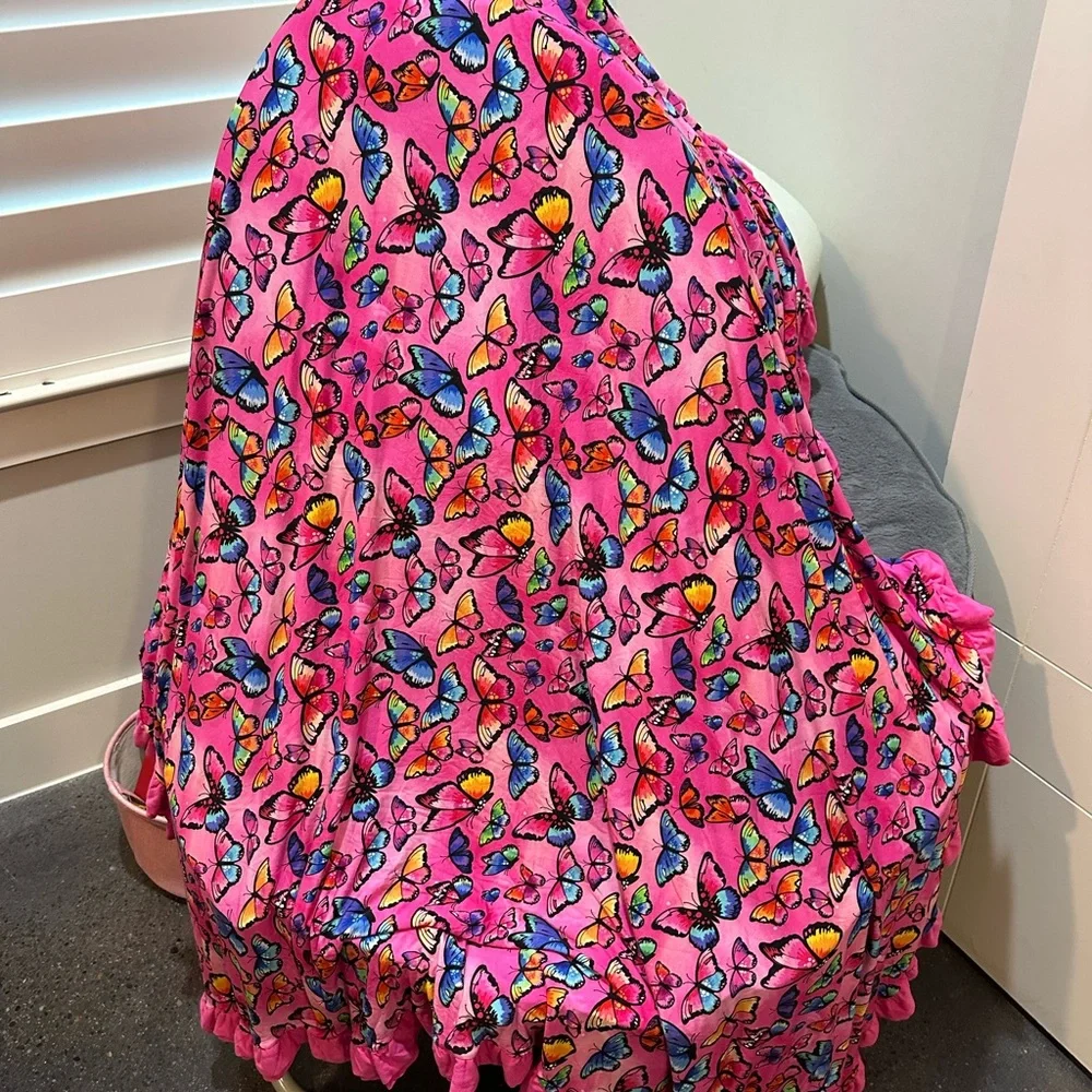 Bums and Roses you give me butterflies ruffle blanket - Picture 2 of 5